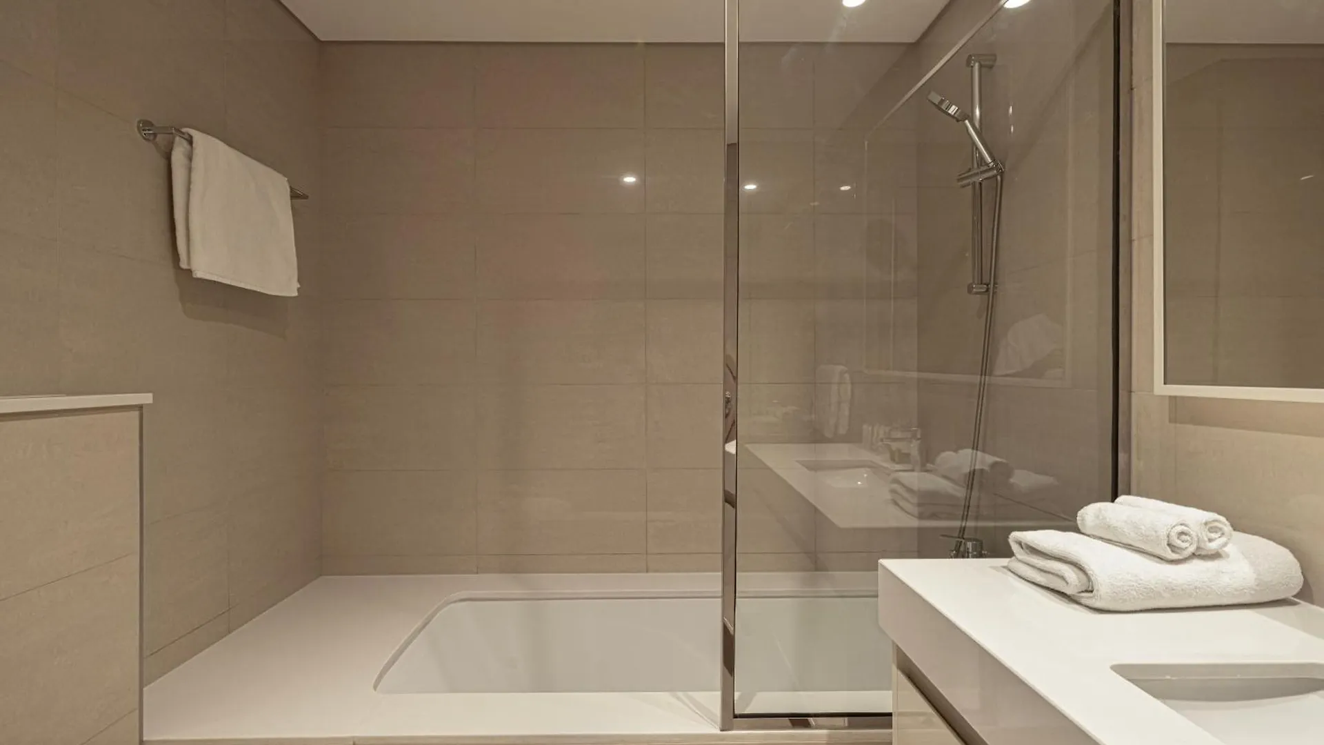 5 Minute Walk To The Fountains! Full Burj Khalifa View! 5-Star Pool & Gym! Apartment Dubai