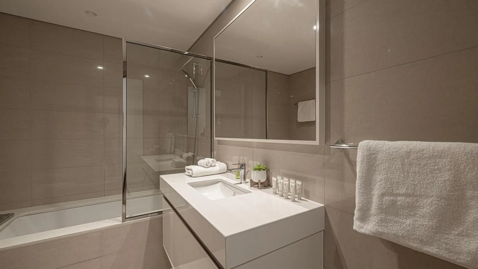 5 Minute Walk To The Fountains! Full Burj Khalifa View! 5-Star Pool & Gym! Apartment Dubai United Arab Emirates