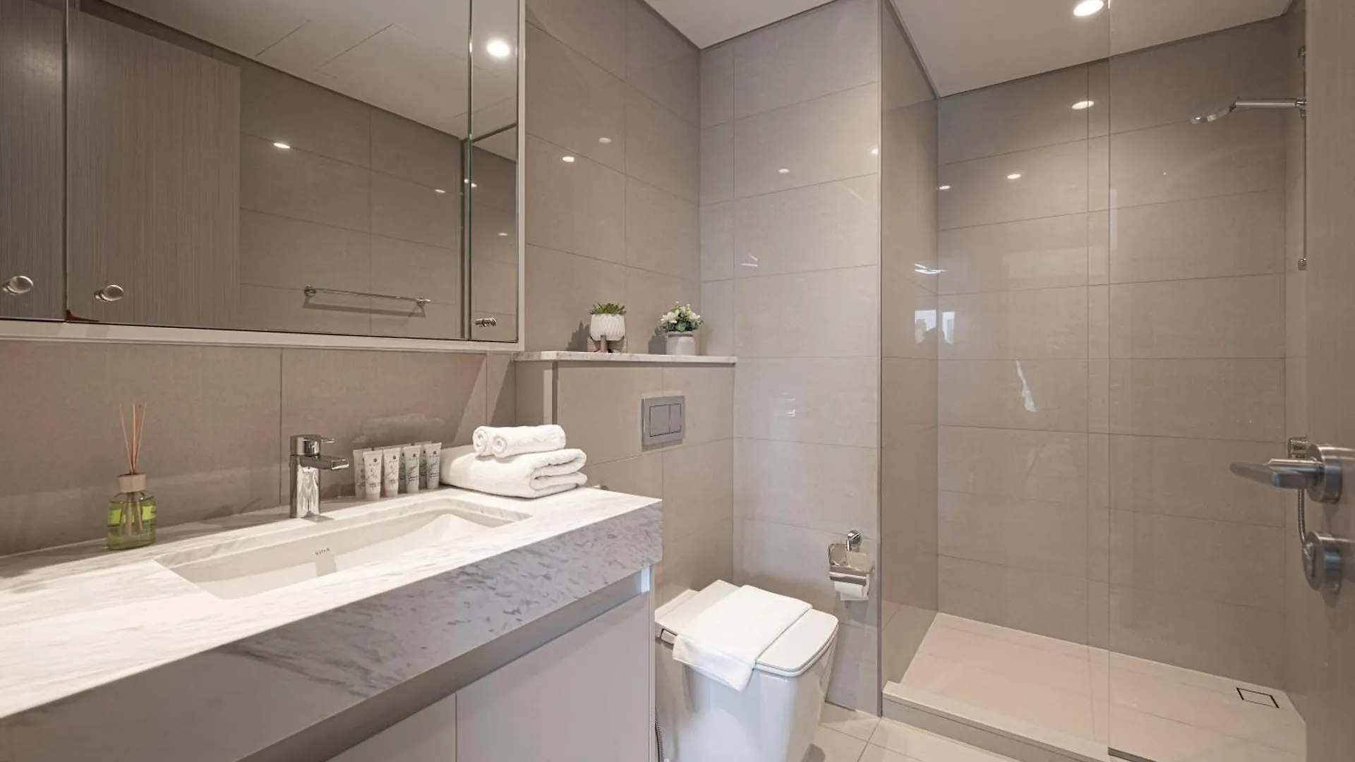 5 Minute Walk To The Fountains! Full Burj Khalifa View! 5-Star Pool & Gym! Apartment Dubai